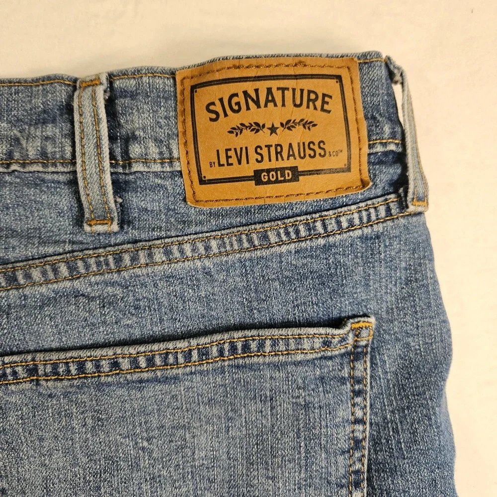 Signature by Levi Strauss Gold Label Mens Distressed Jean Shorts Blue W42